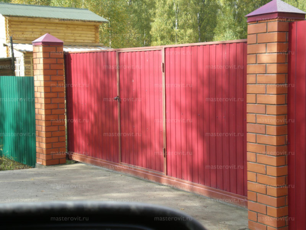 комбинированный - зеленый забор с красными воротами