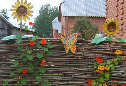Плетеный забор из виноградной лозы с декоративными элементами