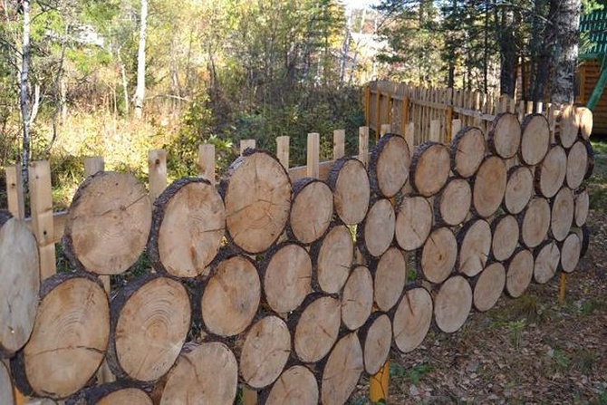 Забор с деревянными спилами