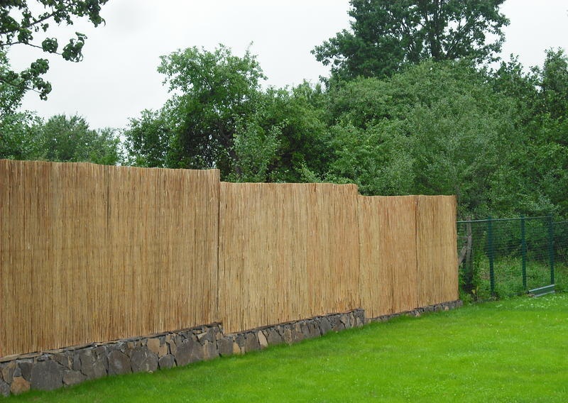 Забор-сетка с тростниковыми матами