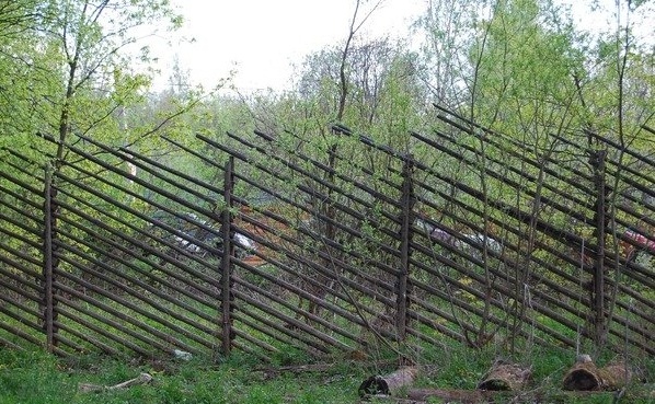 Забор из жердей, установленных по диагонали