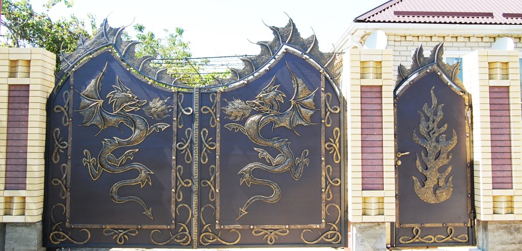 декоративные стальные ворота с драконами