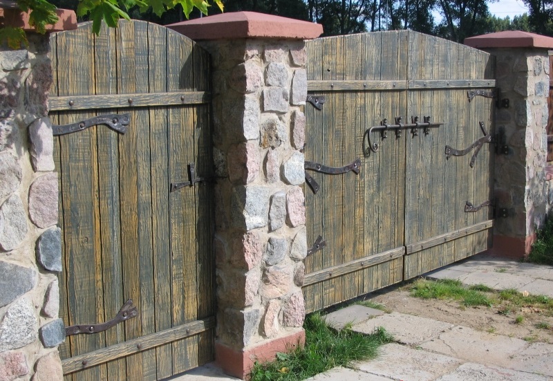 деревянные ворота с коваными деталями