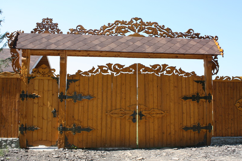 деревянные ворота с перголой