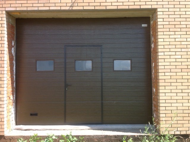 секционные гаражные ворота с калиткой, окнами и внешней ручкой
