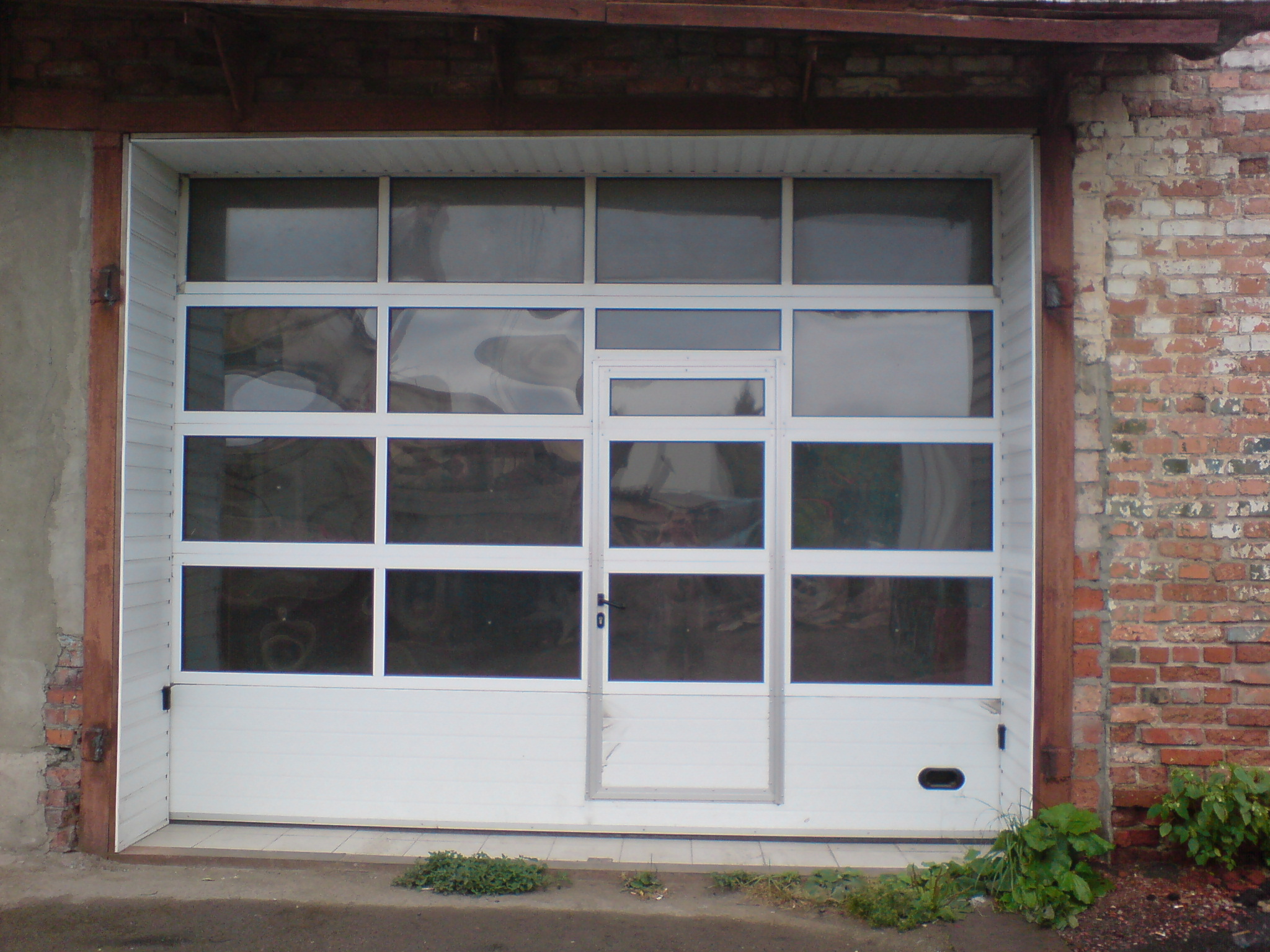 секционные гаражные ворота с окнами