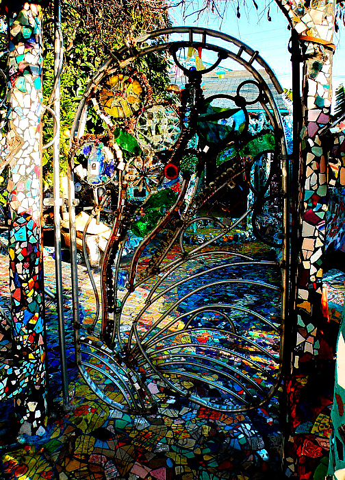Калитка с цветной мозаикой и художественной ковкой