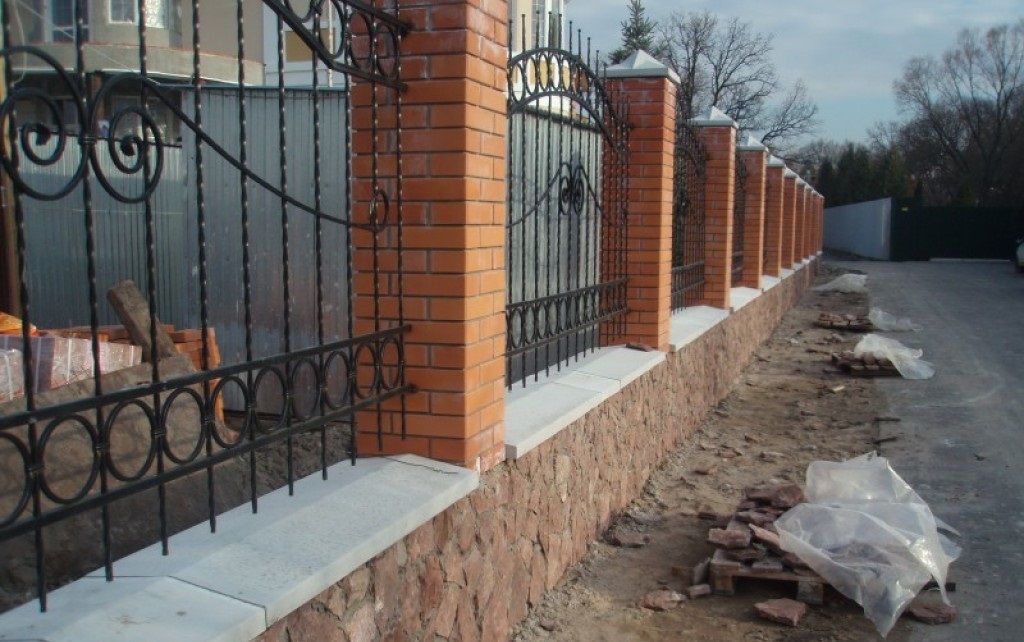 Забор с кирпичными столбами, металлическими секциями и бетонными парапетами
