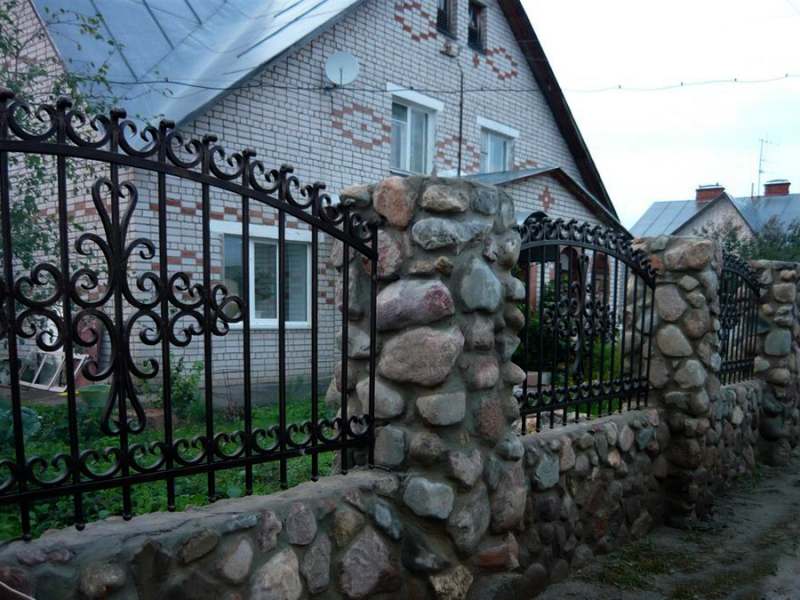 металлический забор с каменными столбами