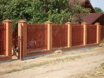 Фото: деревянный забор с кирпичными столбами