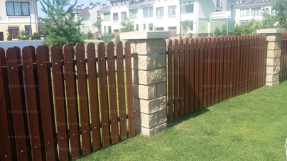 Фото: забор с бетонными столбами