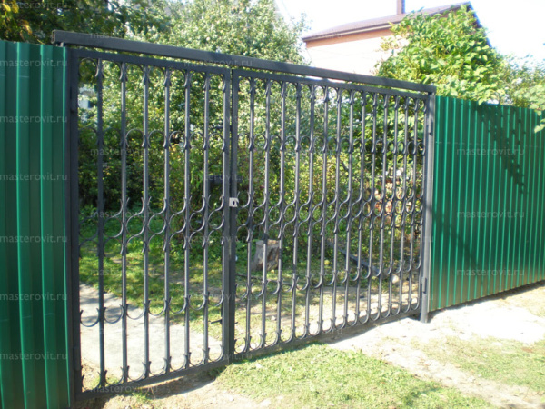 зелёный забор