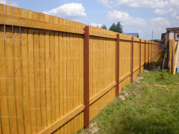 деревянный забор: вид со двора