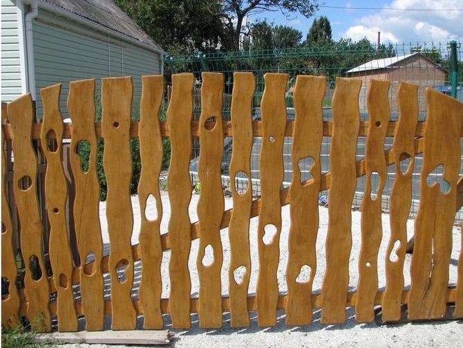 Декоративный забор из деревянного штакетника