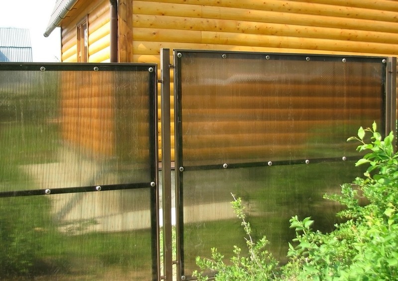 Забор из поликарбоната с металлическими столбами