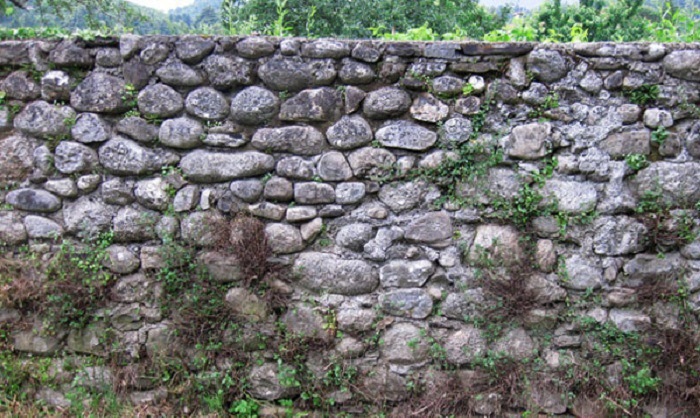 Средневековый забор из булыжника