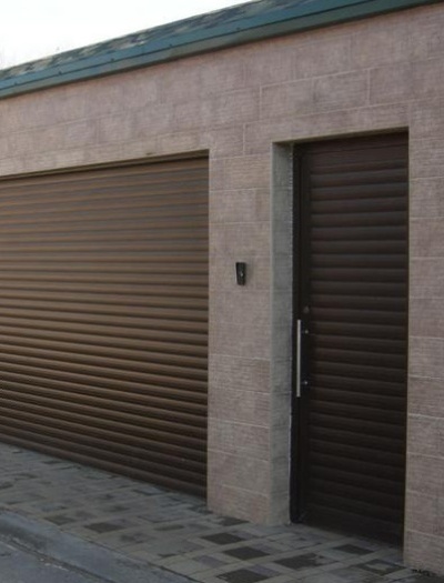 гараж с рулонными воротами и боковой дверью