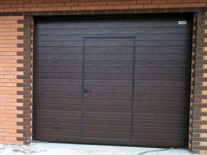 гараж с рулонными воротами и боковой дверью