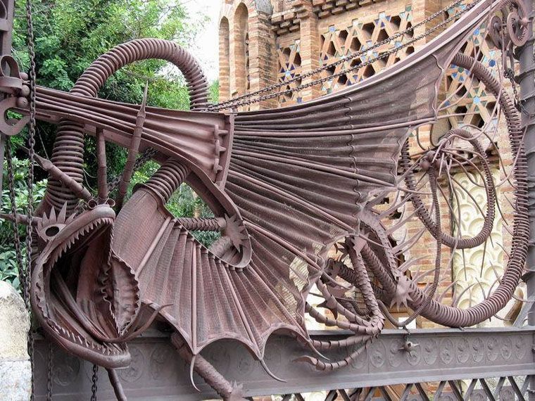 ворота работы Гауди (Барселона, Италия)