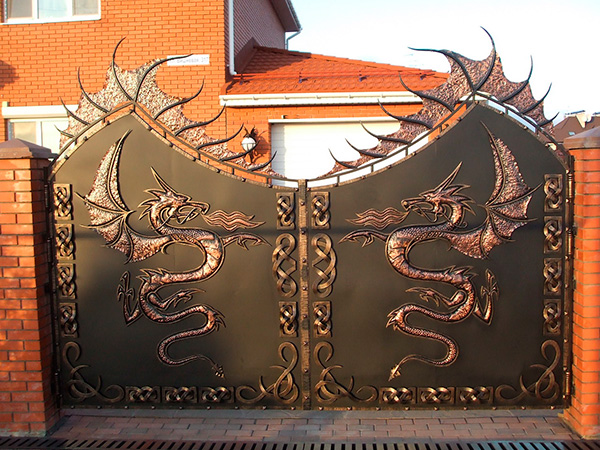 на створках металлических ворот изображены два дракона