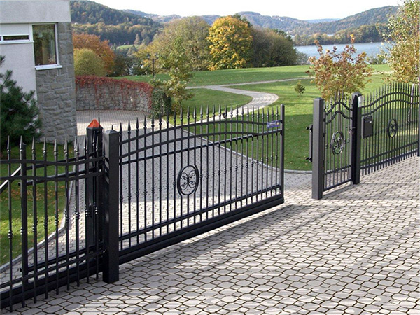 ворота + кованый забор — удачное решение для парка, загородного дома или дачи