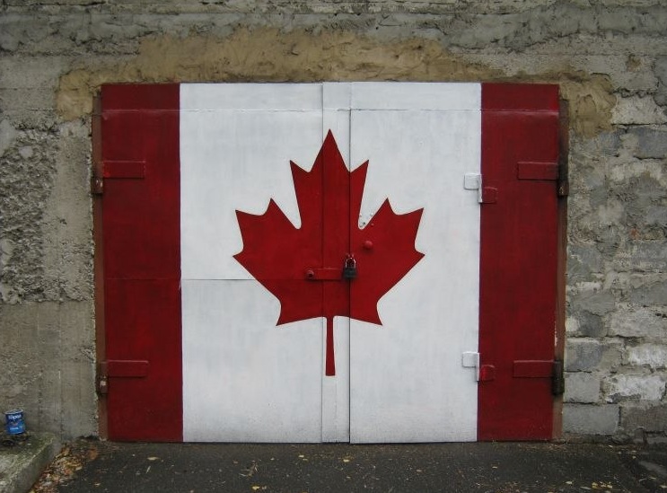 флаг Канады на воротах гаража