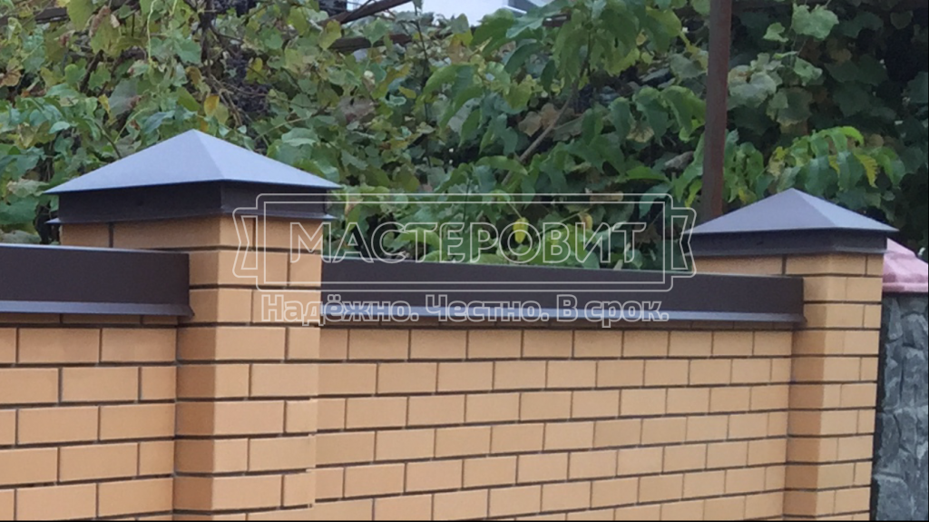 Кирпичный забор с парапетами