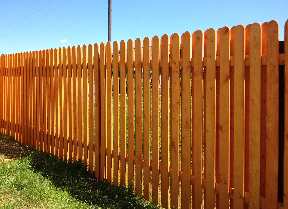 Забор недорого от производителя в спб. Деревянный забор. Штакетник деревянный. Забор штакетник деревянный. Ограждение из штакетника деревянного.