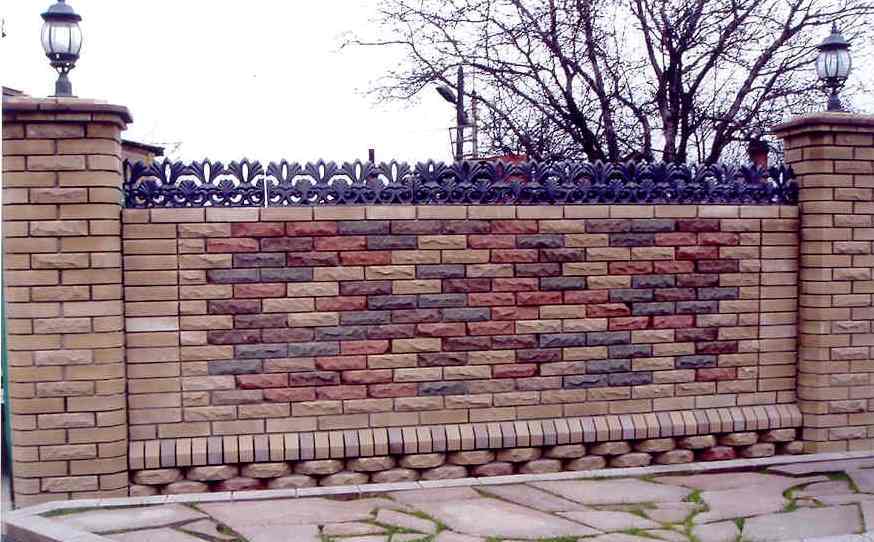 кирпичный забор с оригинальным орнаментом