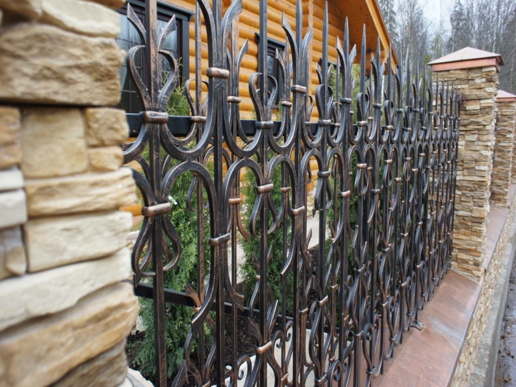 Металлический кованный забор со столбами