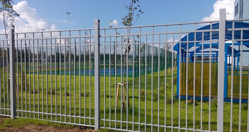 Капитальный металлический забор, ограждающий спортивную площадку