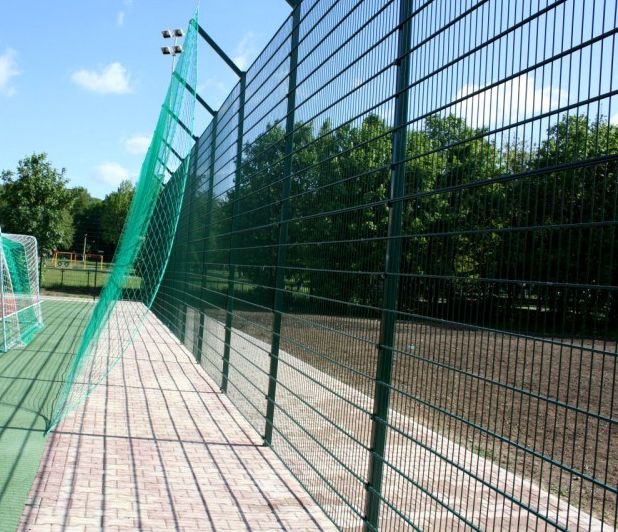 Футбольный 2D-забор с дополнительной заградительной сеткой
