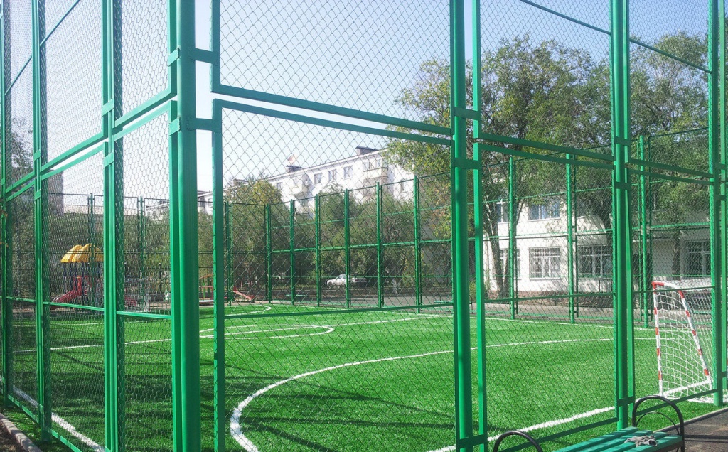 Футбольный забор с секциями из сетки-рабицы