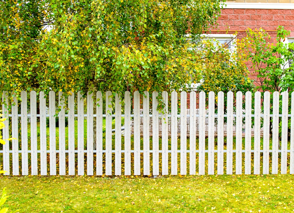 Какой забор можно поставить между соседями в частном доме: правовые аспекты