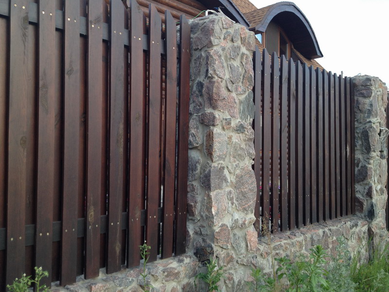 деревянный забор с каменными столбами