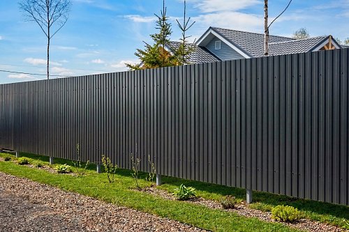 Забор из профнастила с каркасом в порошковой покраске