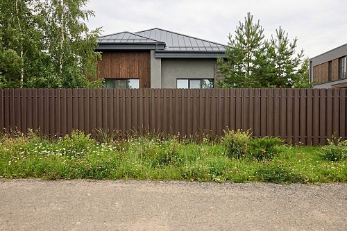 Забор из евроштакетника Олимп П-образный  в шахматном порядке с каркасом в порошковой покраске на сваях "шуруп" 