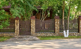 Сочетание забора с домом и крышей: цвета, стиль и фактура
