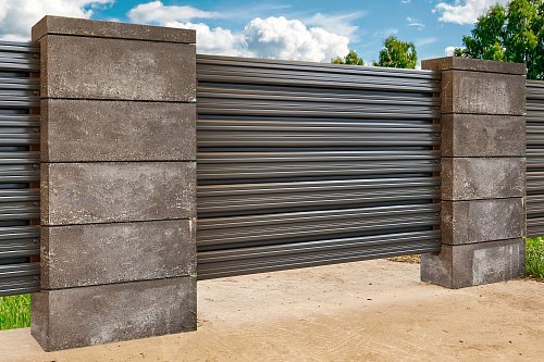 Забор из евроштакетника FINFOLD М-образный с блочными столбами