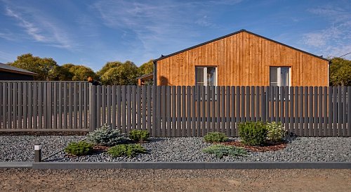 Забор из евроштакетника Олимп П-образный с каркасом в порошковой покраске на сваях "шуруп" 