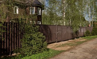 Установка забора из евроштакетника в шахматном порядке в ДСК Островка