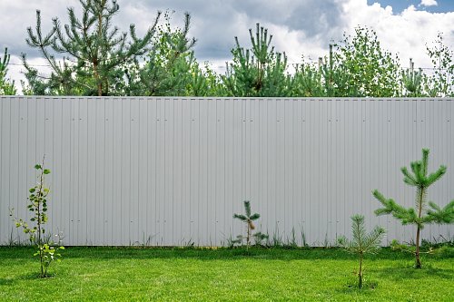 Забор из двустороннего профнастила с каркасом в порошковой покраске