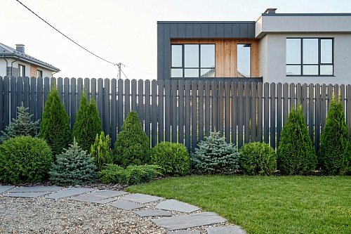 Забор из евроштакетника Finfold П-образный с каркасом в порошковой покраске на сваях "шуруп" 