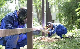 Чем опасна экономия на столбах для заборов