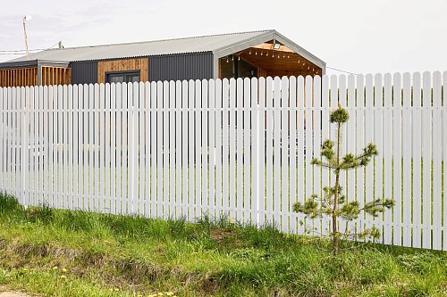 Забор из евроштакетника Finfold М-образный с каркасом в порошковой покраске