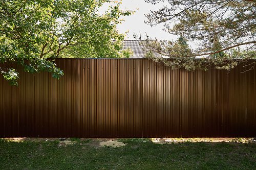 Забор из профнастила с каркасом в порошковой покраске на сваях "шуруп"