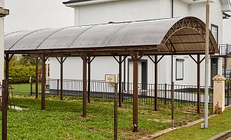 Установка арочного навеса из поликарбоната в коттеджном посёлке Эдельвейс