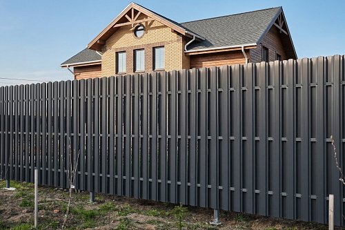 Забор из евроштакетника Finfold П-образный в шахматном порядке с каркасом в порошковой покраске