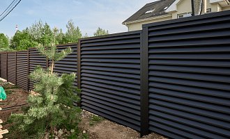 Установка забора жалюзи Дуплекс в коттеджном посёлке Малиновка