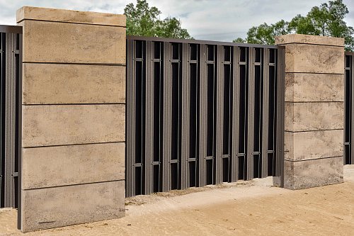 Забор из евроштакетника FINFOLD П-образный с блочными столбами